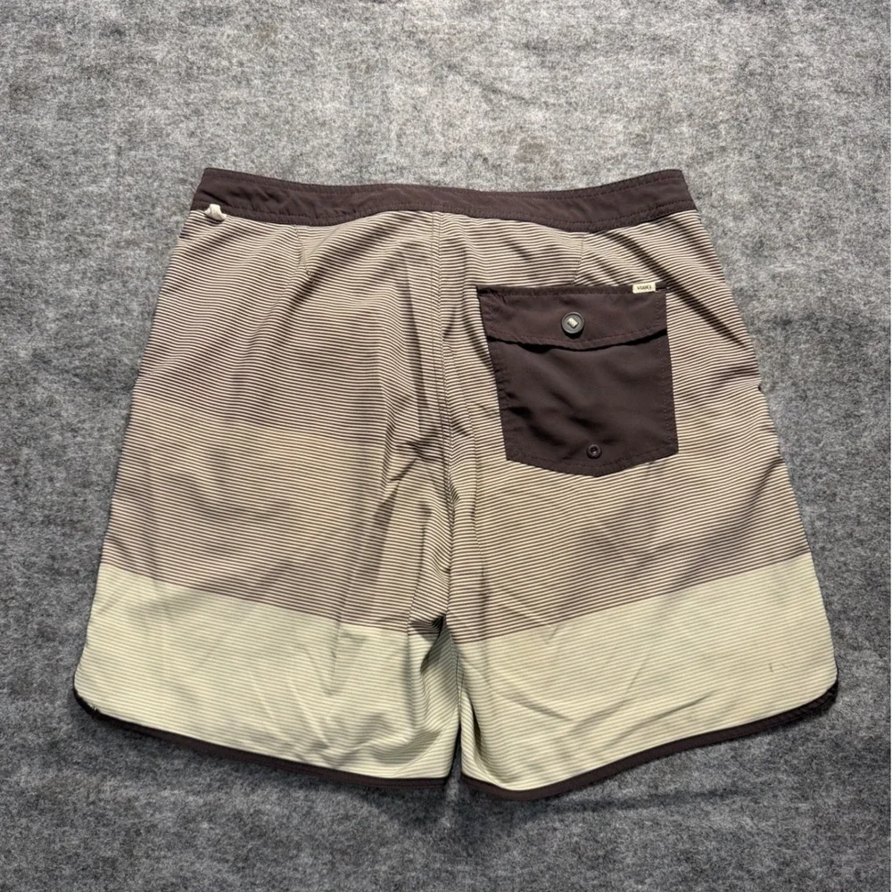 Vuori V314 Mens 32 Cruise Striped Board Shorts 7IN Brown Tan Swim Trunks Unlined